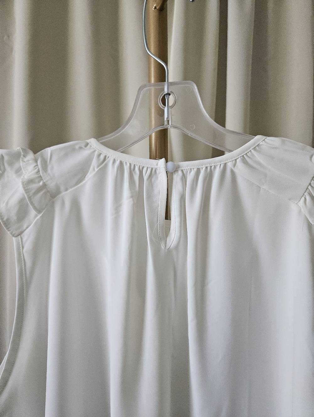 Wholesalesir – Delicate White Ruffle Neck Sleeveless Blouse - Picture 5 of 6